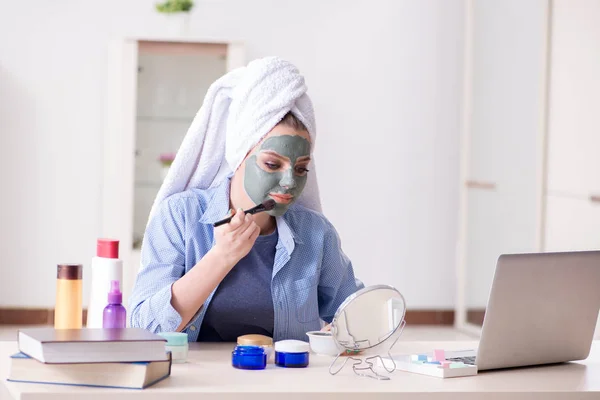 Beauty blogger applicare maschera e la pubblicazione di blog su internet — Foto Stock