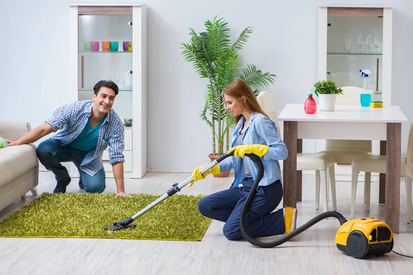 Joven familia limpiando la casa — Foto de Stock