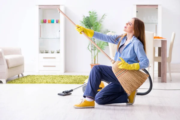 Młoda kobieta sprzątanie podłogi w domu robi prace domowe — Zdjęcie stockowe