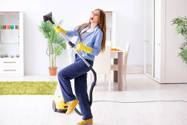 Mujer joven limpiando piso en casa haciendo tareas — Foto de Stock