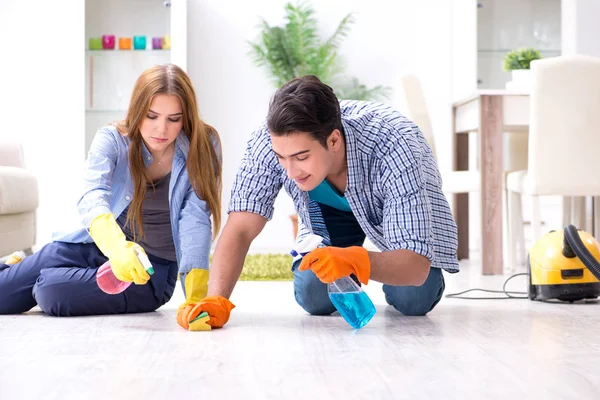 Joven familia limpiando la casa — Foto de Stock