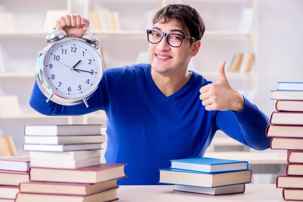 Manlig student förbereder sig för tentor i universitetsbiblioteket — Stockfoto