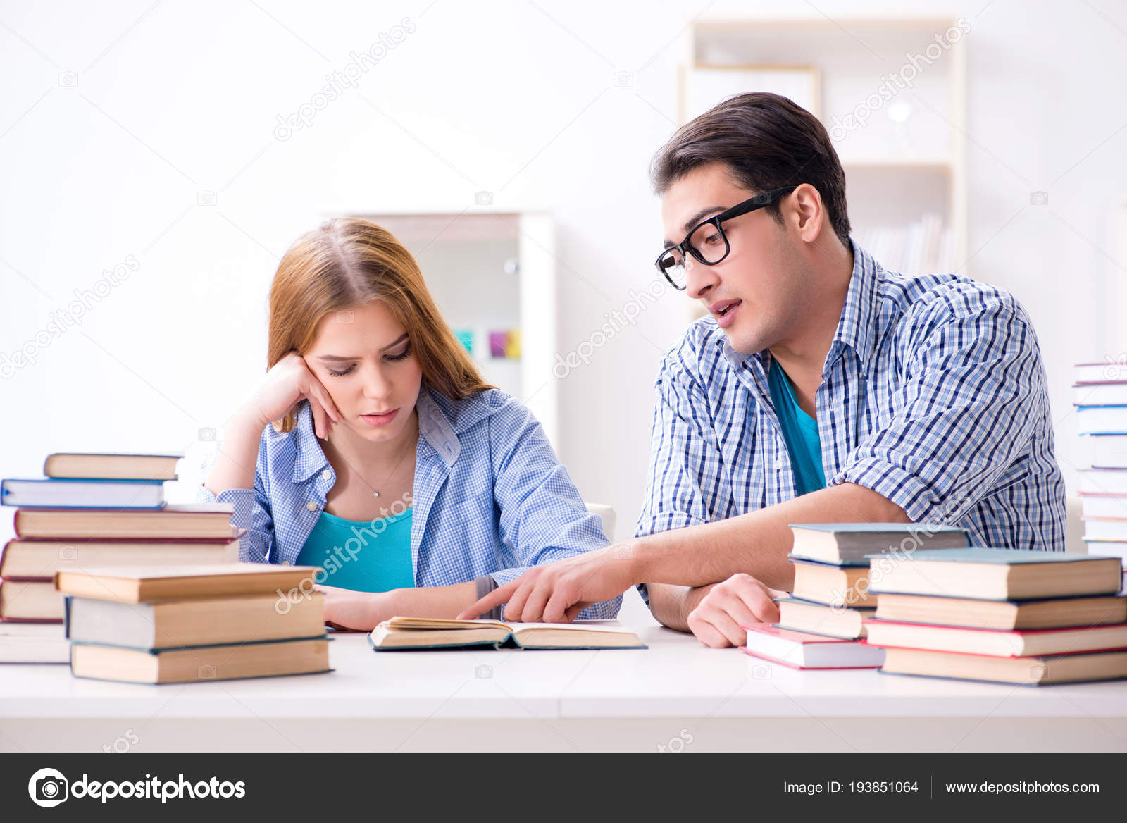 Пара учеба. Родители и школьники. Преподаватель и студент. Подросток и взрослый. Пожилой преподаватель смотрит на студента.