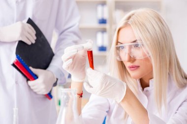 Hastane kliniğinde genç bayan doktor.