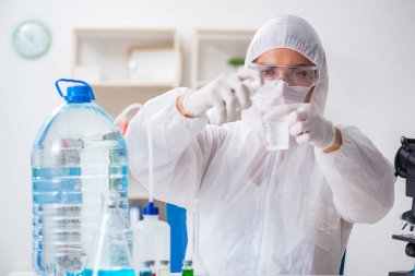 Laboratuvar asistanı su kalitesini test ediyor