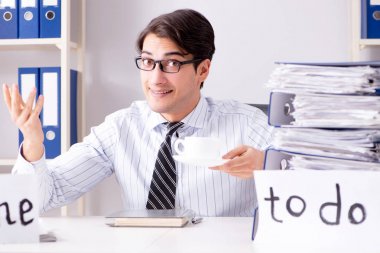 İş adamı yapılacaklar listesi üzerinde çalışıyor