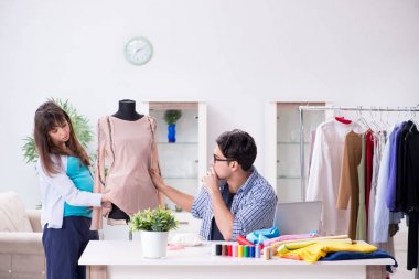 Hamile kadın yeni kıyafet için terziye gidiyor.