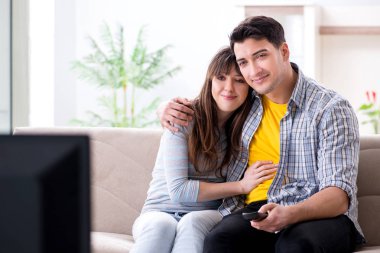 Evde çift televizyon seyredin.