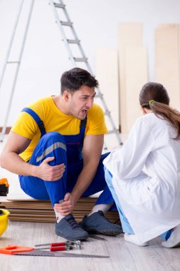 Bacağı ve doktoru yaralı bir işçi.