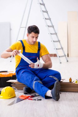 İnşaat alanında eli yaralı bir işçi.