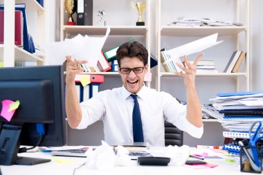 Ofiste kızgın ve korkunç bir işadamı var.