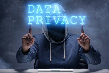 Kişisel bilgileri çalan hacker ile veri gizliliği kavramı
