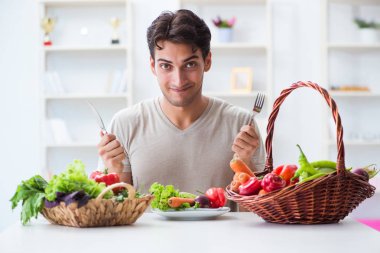 Sağlıklı beslenme ve beslenme konsepti olan genç bir adam