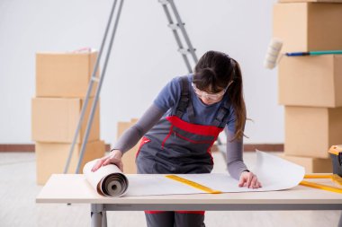 Duvar kâğıdına hazırlanan kadın