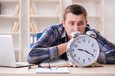 Öğrenci sınava geç kalıyor.