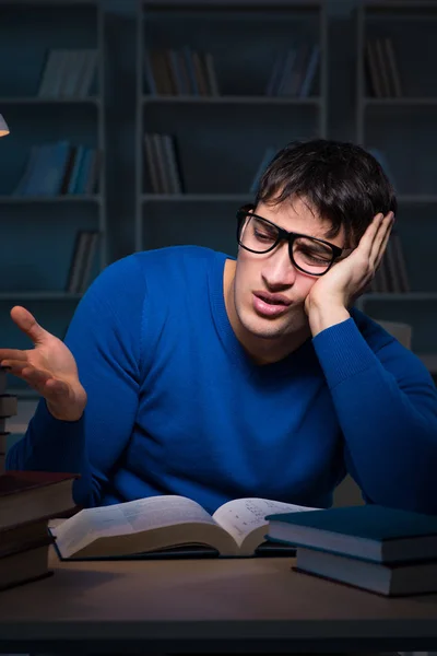 Estudiante preparándose para los exámenes tarde en la noche en la biblioteca —  Fotos de Stock