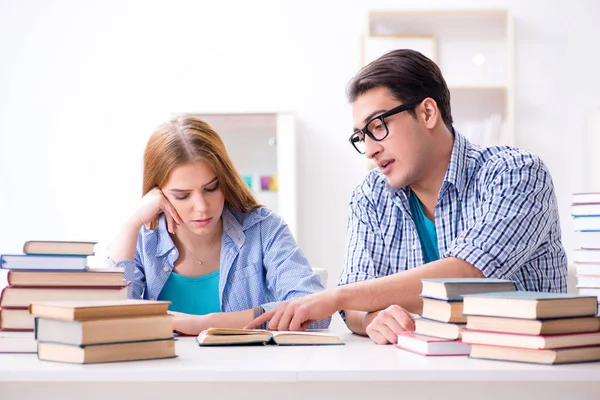 Coppia di studenti che studiano per gli esami universitari — Foto Stock