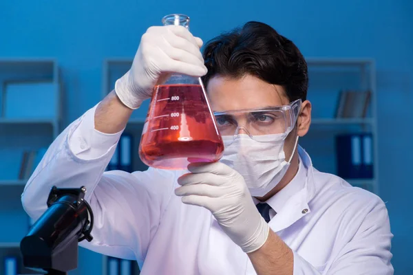 Asystent chemiczny pracujący w laboratorium chemicznym — Zdjęcie stockowe