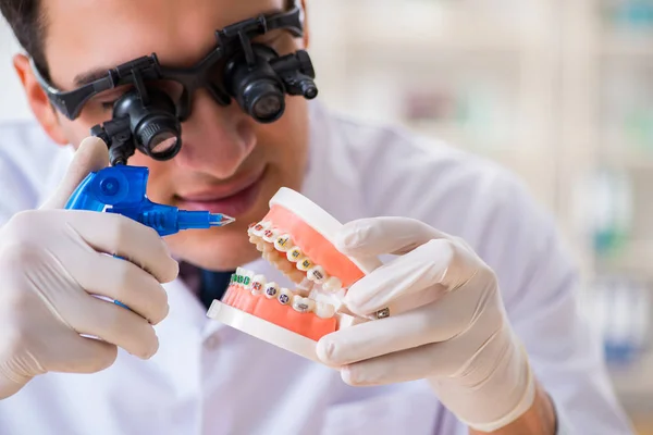 Joven dentista trabajando en el hospital de odontología —  Fotos de Stock