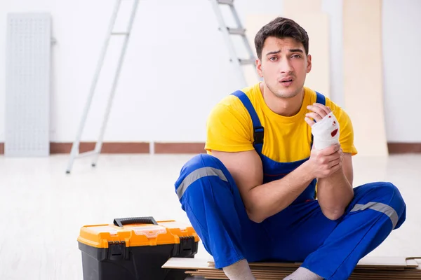 Worker with injured hand at construction site — Stock Photo, Image