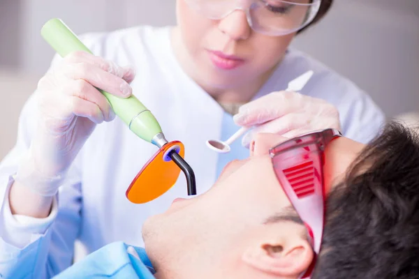 Patiënt bezoeken tandarts voor regelmatige check-up en vullen — Stockfoto