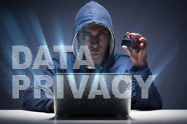 ハッカーが個人情報を盗むことでデータプライバシーの概念 — ストック写真