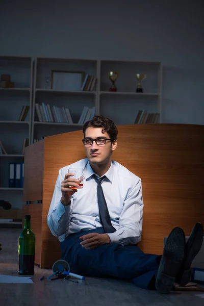Gestresste zakenman werkt overuren in depressie — Stockfoto