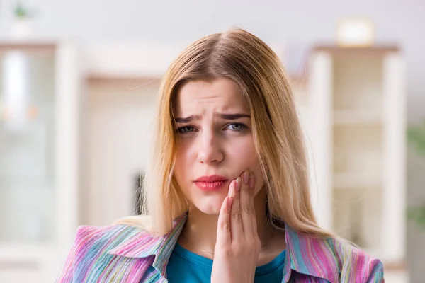 Jeune femme souffrant de douleur à la maison — Photo