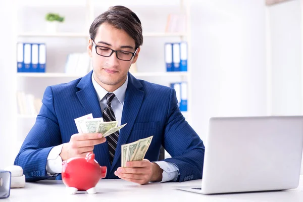 Zakenman denkt aan zijn spaargeld tijdens crisis — Stockfoto