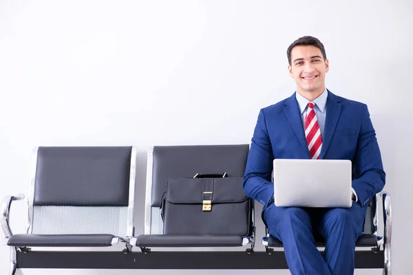 Mann wartet in Flughafen-Lounge auf Boarding — Stockfoto