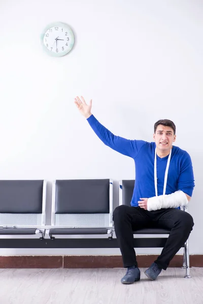 Hombre desesperado esperando su cita en el hospital con la fractura — Foto de Stock