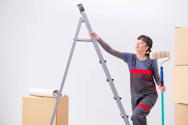 नए अपार्टमेंट में महिला चित्रकार पेंटिंग — स्टॉक फ़ोटो, इमेज