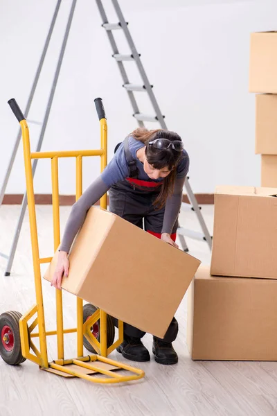 Donna appaltatore scatole mobili nel concetto di trasferimento — Foto Stock