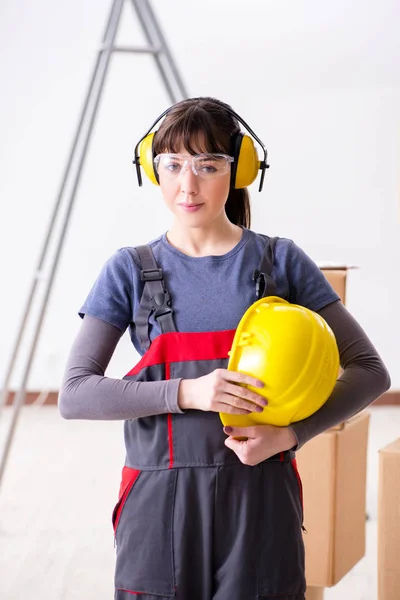 Trabajadora contratista con auriculares de cancelación de ruido — Foto de Stock