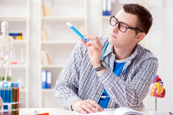 Mladý student studující chemii na univerzitě — Stock fotografie