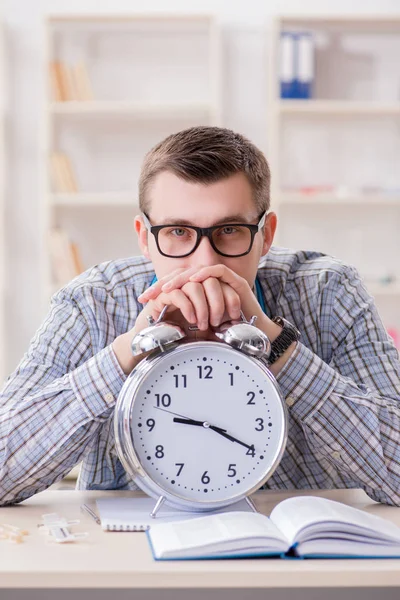 Studente di medicina scadenze mancanti per completare l'assegnazione — Foto Stock