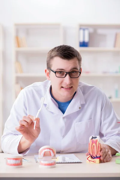 Dentista trabalhando implante de dentes em laboratório médico — Fotografia de Stock