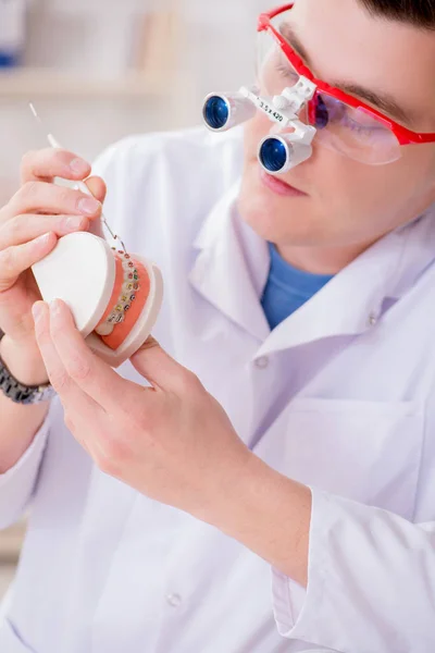 Implante dental de trabajo en laboratorio médico — Foto de Stock