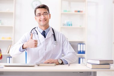 Doktor hoca kalp modelini açıklıyor.