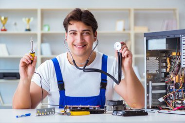 Tecrübeli teknikler tarafından bilgisayar donanımı onarımı ve onarımı