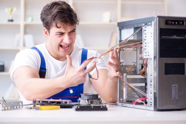 Tecrübeli teknikler tarafından bilgisayar donanımı onarımı ve onarımı