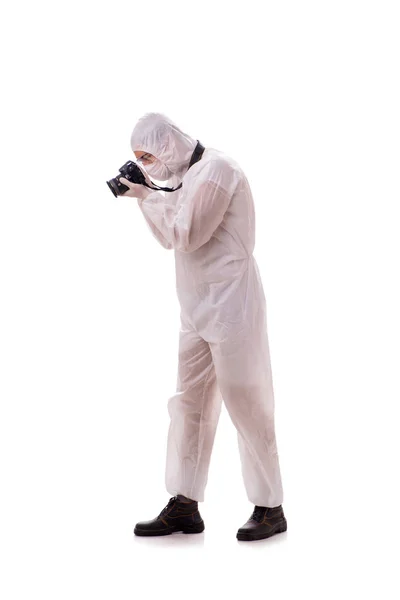 Rechtsmediziner im Schutzanzug fotografiert auf Weiß — Stockfoto