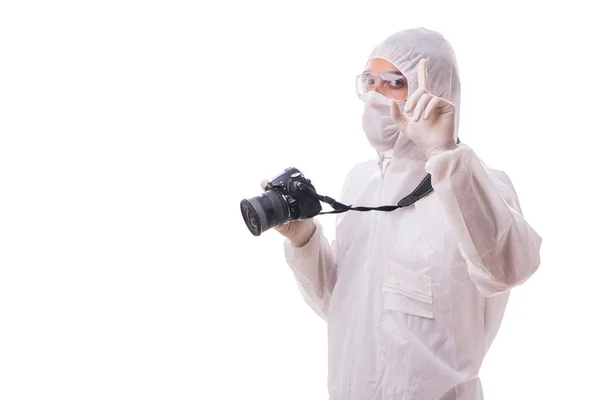 Спеціаліст з судової експертизи в захисному костюмі фотографує на білому — стокове фото