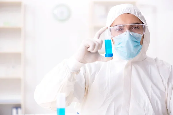 Jonge chemicus die in het lab werkt aan chemicaliën — Stockfoto