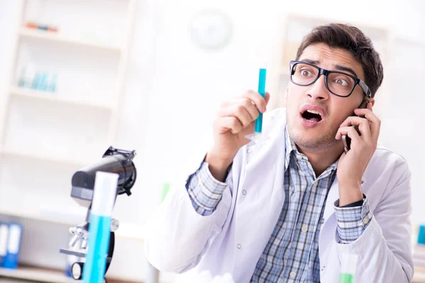 Chemistry student doing chemical experiments at classroom activi — Stock Photo, Image