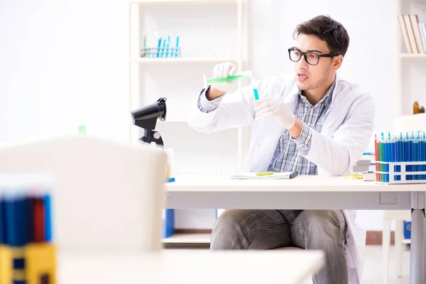 Scheikundestudent doet chemische experimenten in klaslokalen — Stockfoto