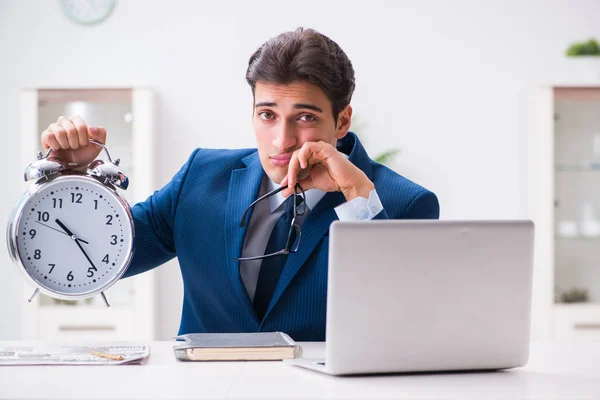 Unternehmer-Mitarbeiter im Dringlichkeits- und Terminkonzept mit Alarm — Stockfoto