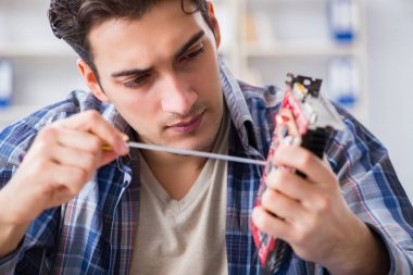 Tecrübeli teknikler tarafından bilgisayar donanımı onarımı ve onarımı