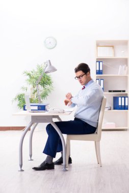 Masada çalışan yakışıklı bir işadamı.