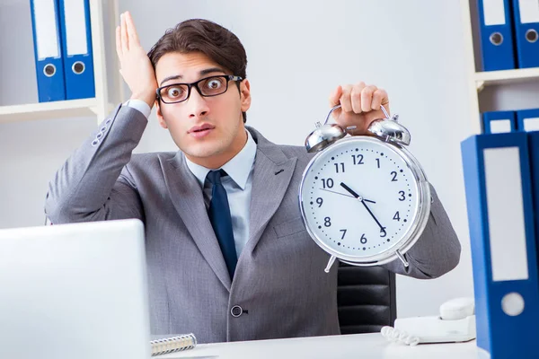 Zakenman werknemer in urgentie en deadline concept met wekker — Stockfoto